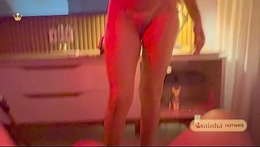 Aku mengajak pria itu ke rumahku dan bercinta dengannya di sofa si suami selingkuh - Seorang istri Brasil yang nakal, mengajak pria itu ke rumah saat suaminya tidak ada dan bercinta dengan pria nakal itu di sofa si suami selingkuh.  | Video Porno