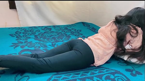 Seorang gadis berusia 18 tahun berbaring di tempat tidur sambil bermain game dan mengucapkan kata-kata cabul dalam bahasa Hindi  | Video Porno