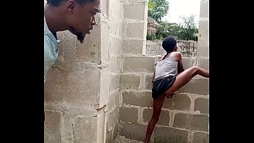 Aku memergokinya sedang melakukan masturbasi di gedung yang belum selesai dibangun, dan aku memutuskan untuk membantunya  | Video Porno